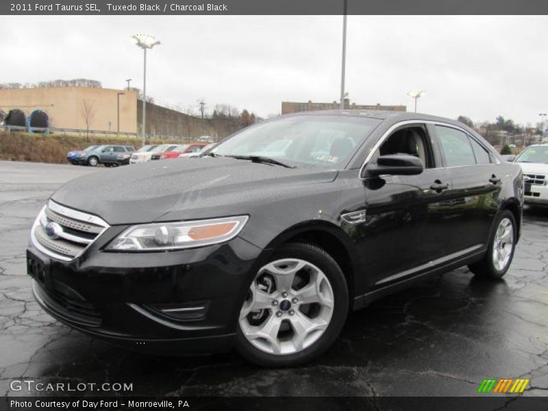 Front 3/4 View of 2011 Taurus SEL