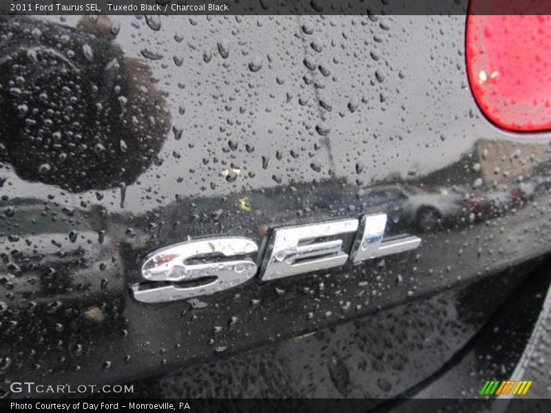 Tuxedo Black / Charcoal Black 2011 Ford Taurus SEL