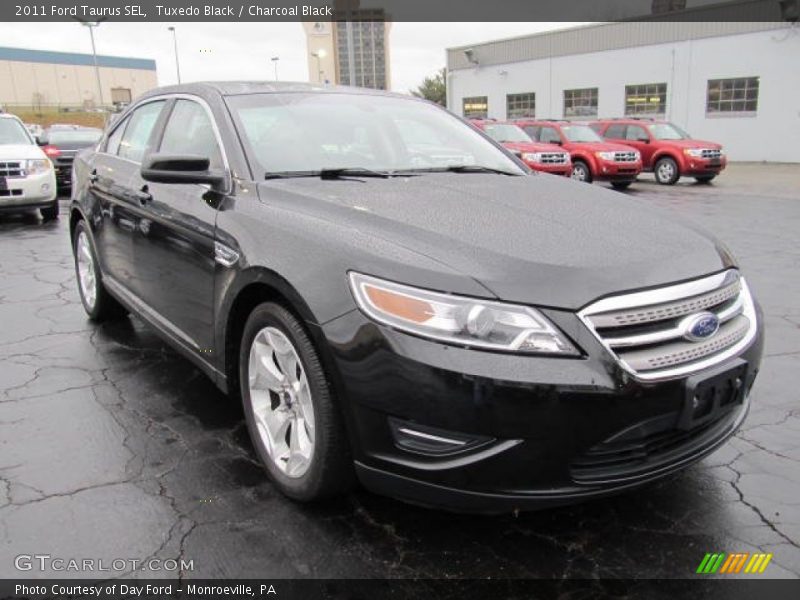 Front 3/4 View of 2011 Taurus SEL
