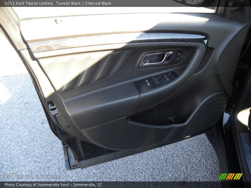 Tuxedo Black / Charcoal Black 2011 Ford Taurus Limited