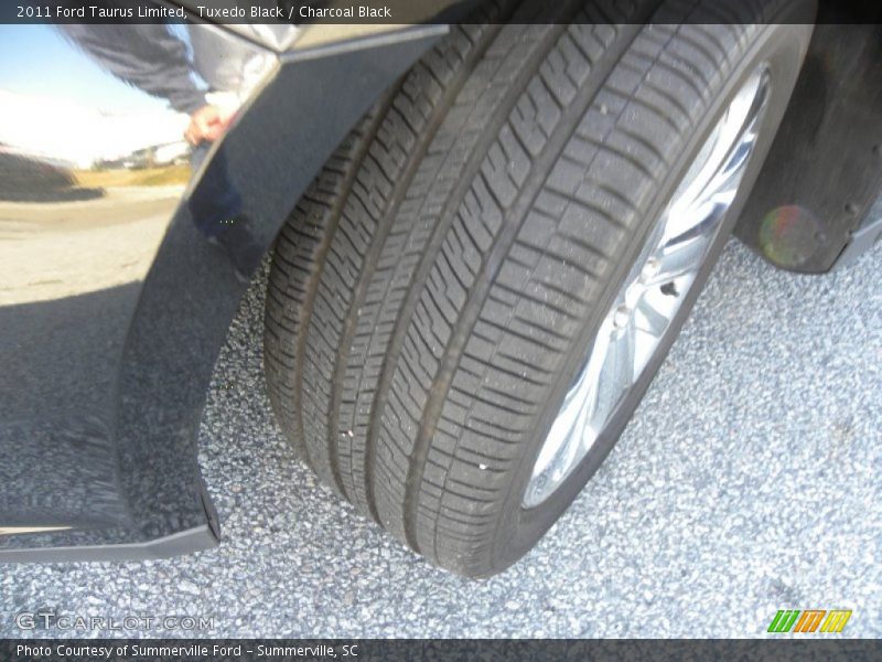 Tuxedo Black / Charcoal Black 2011 Ford Taurus Limited