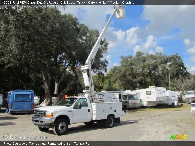 Oxford White / Medium Graphite 2001 Ford F450 Super Duty XL Regular Cab Bucket Truck