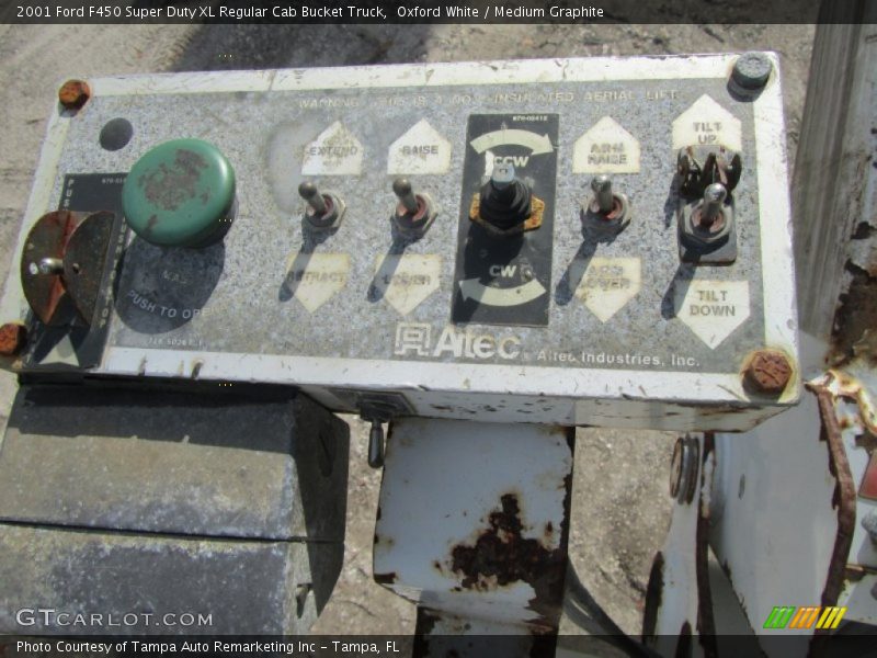 Oxford White / Medium Graphite 2001 Ford F450 Super Duty XL Regular Cab Bucket Truck