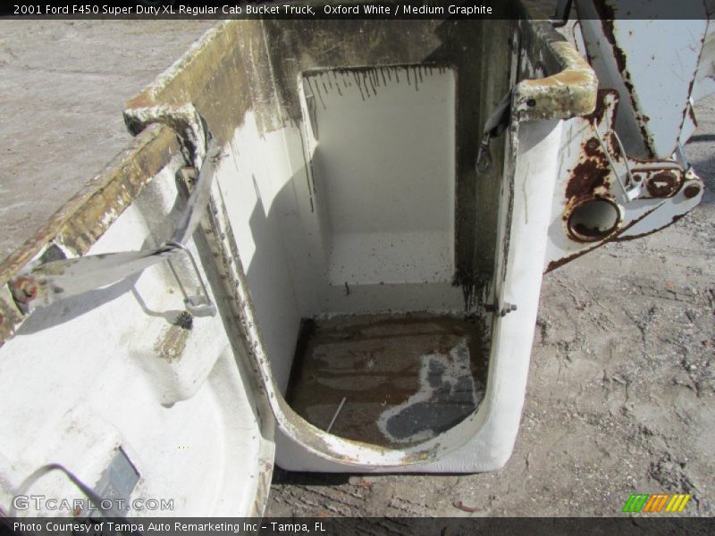 Oxford White / Medium Graphite 2001 Ford F450 Super Duty XL Regular Cab Bucket Truck