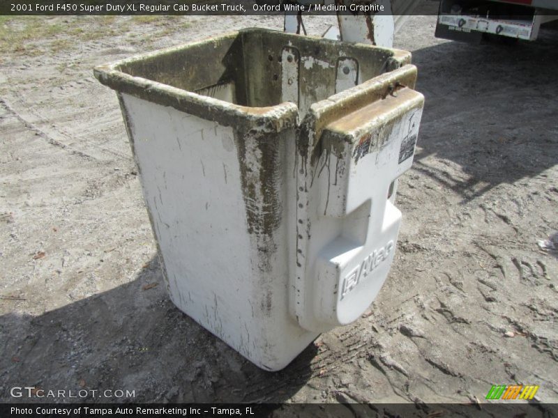 Oxford White / Medium Graphite 2001 Ford F450 Super Duty XL Regular Cab Bucket Truck