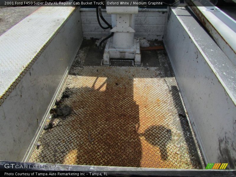 Oxford White / Medium Graphite 2001 Ford F450 Super Duty XL Regular Cab Bucket Truck