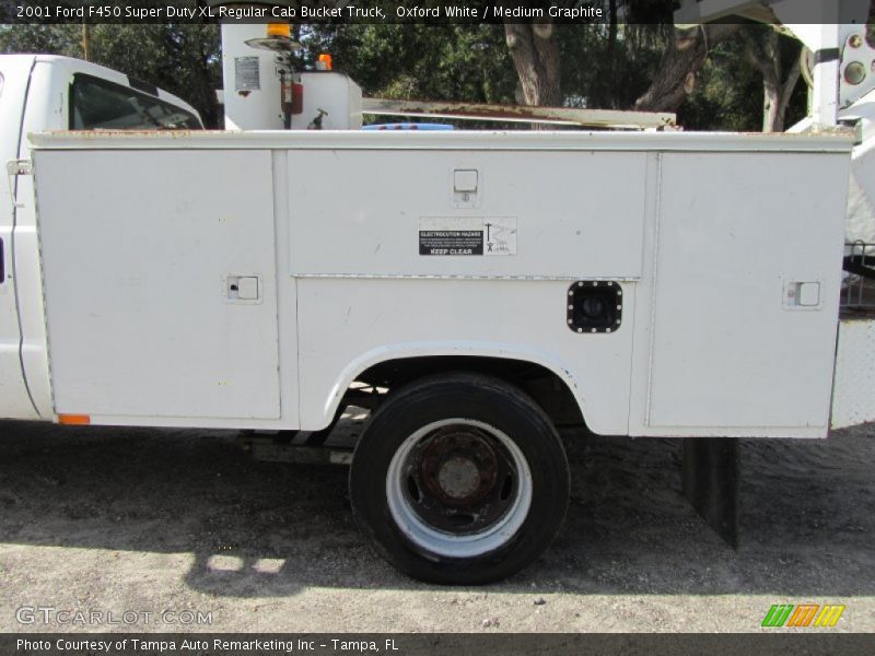 Oxford White / Medium Graphite 2001 Ford F450 Super Duty XL Regular Cab Bucket Truck