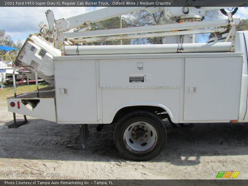 Oxford White / Medium Graphite 2001 Ford F450 Super Duty XL Regular Cab Bucket Truck