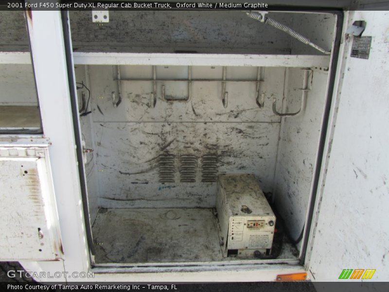 Oxford White / Medium Graphite 2001 Ford F450 Super Duty XL Regular Cab Bucket Truck