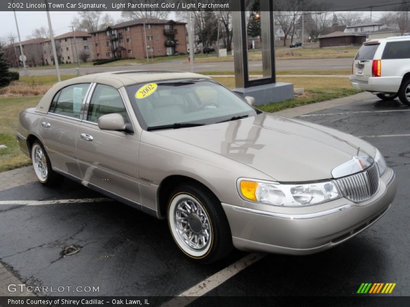 Front 3/4 View of 2002 Town Car Signature