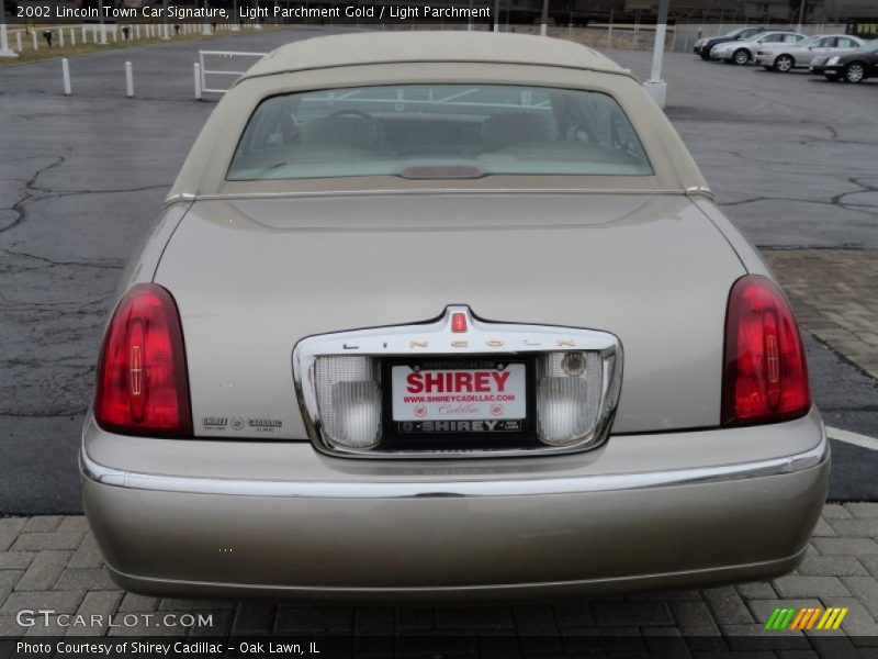 Light Parchment Gold / Light Parchment 2002 Lincoln Town Car Signature