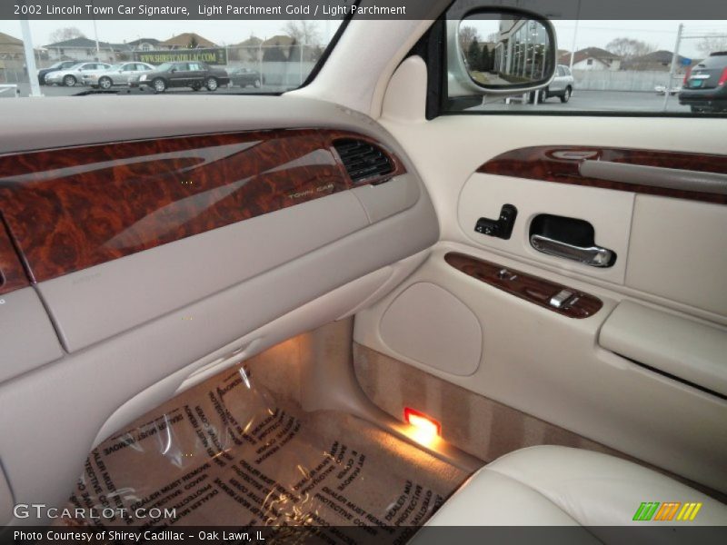 Light Parchment Gold / Light Parchment 2002 Lincoln Town Car Signature