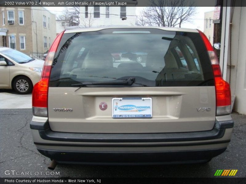 Ash Gold Metallic / Taupe/Light Taupe 2002 Volvo V70 2.4 Wagon