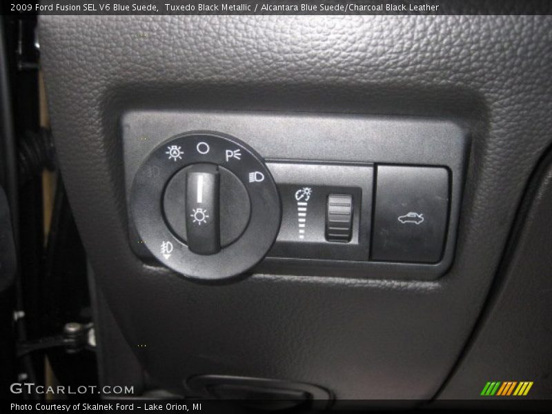Controls of 2009 Fusion SEL V6 Blue Suede