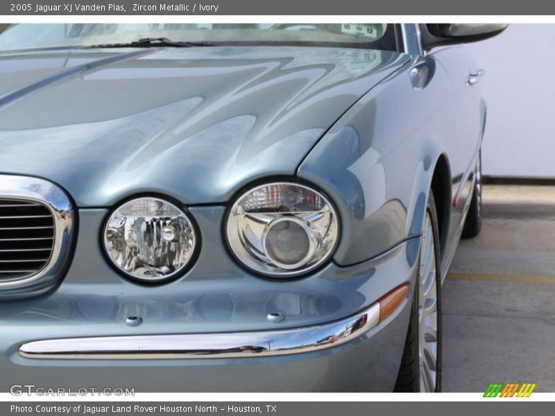 Zircon Metallic / Ivory 2005 Jaguar XJ Vanden Plas