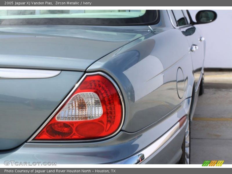 Zircon Metallic / Ivory 2005 Jaguar XJ Vanden Plas
