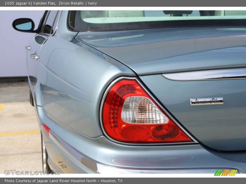 Zircon Metallic / Ivory 2005 Jaguar XJ Vanden Plas