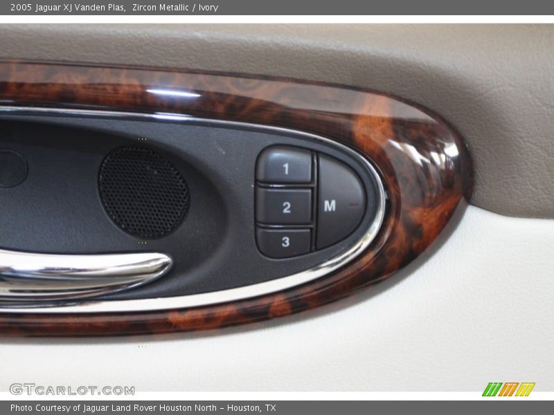 Zircon Metallic / Ivory 2005 Jaguar XJ Vanden Plas