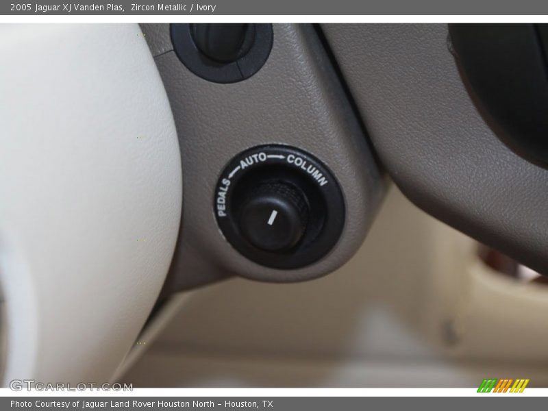 Zircon Metallic / Ivory 2005 Jaguar XJ Vanden Plas