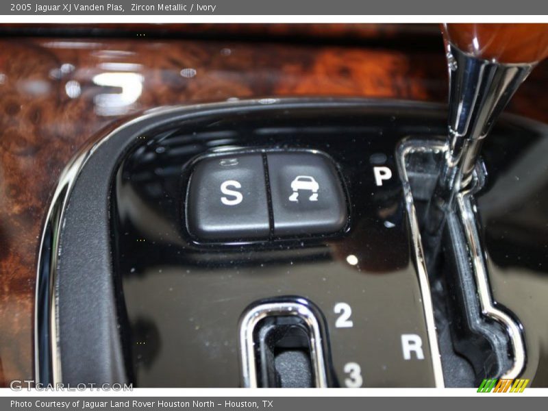 Zircon Metallic / Ivory 2005 Jaguar XJ Vanden Plas