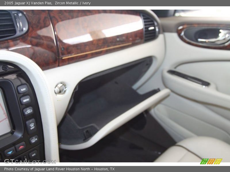 Zircon Metallic / Ivory 2005 Jaguar XJ Vanden Plas