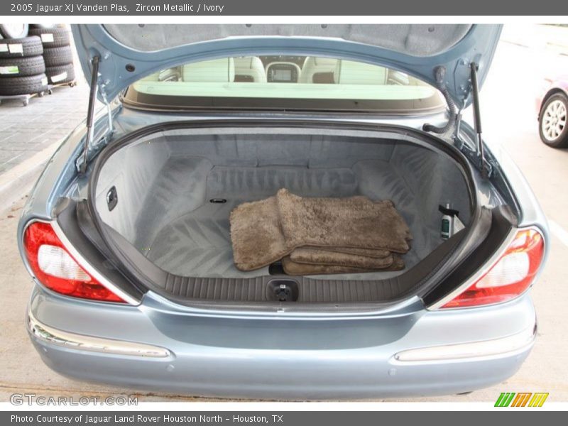 Zircon Metallic / Ivory 2005 Jaguar XJ Vanden Plas