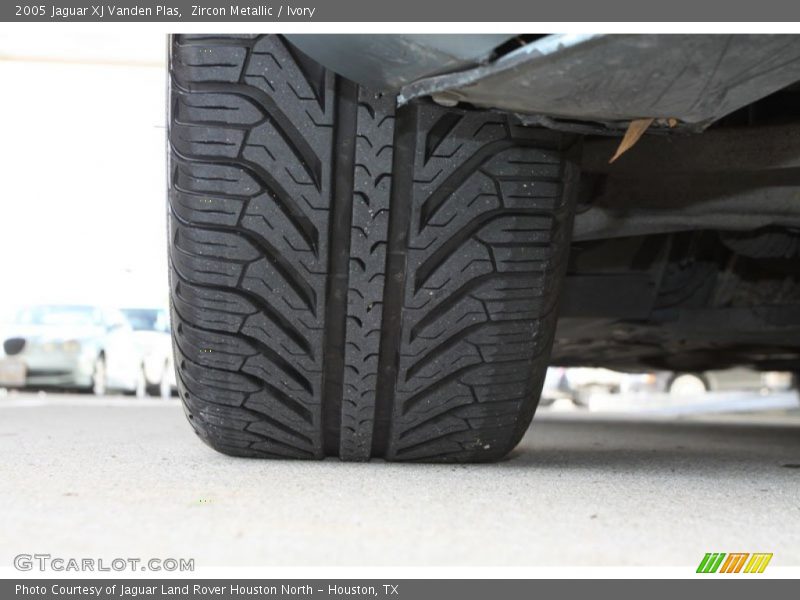 Zircon Metallic / Ivory 2005 Jaguar XJ Vanden Plas