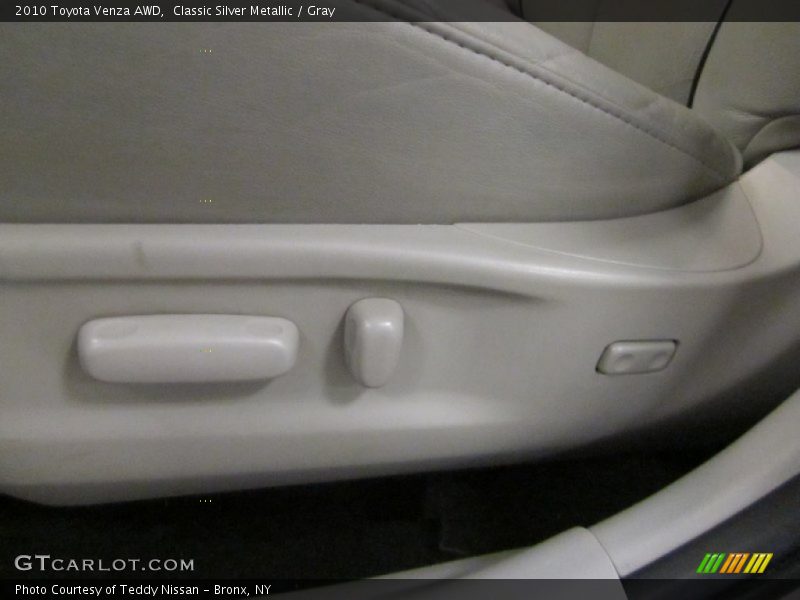 Classic Silver Metallic / Gray 2010 Toyota Venza AWD