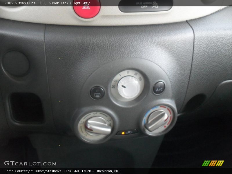 Super Black / Light Gray 2009 Nissan Cube 1.8 S
