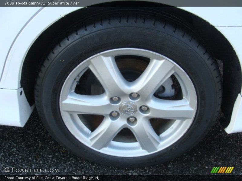 Super White / Ash 2009 Toyota Camry SE