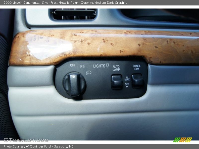 Silver Frost Metallic / Light Graphite/Medium Dark Graphite 2000 Lincoln Continental