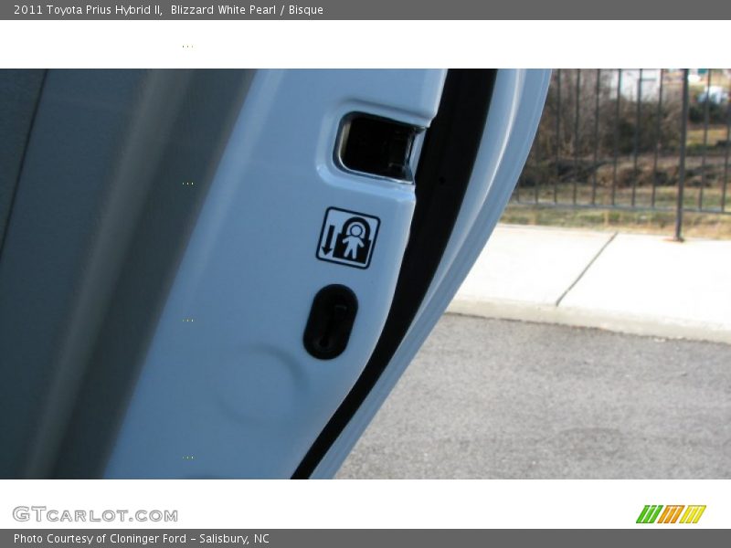 Blizzard White Pearl / Bisque 2011 Toyota Prius Hybrid II