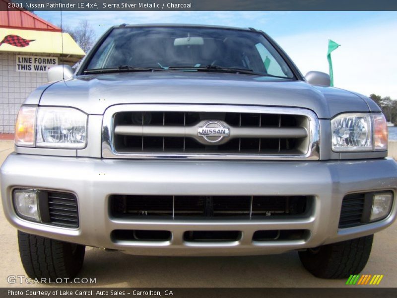 Sierra Silver Metallic / Charcoal 2001 Nissan Pathfinder LE 4x4
