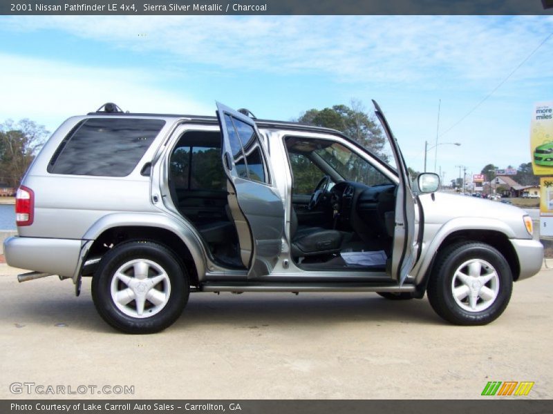 Sierra Silver Metallic / Charcoal 2001 Nissan Pathfinder LE 4x4