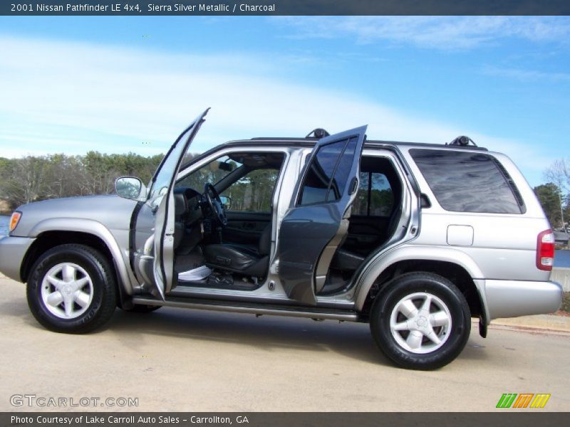Sierra Silver Metallic / Charcoal 2001 Nissan Pathfinder LE 4x4