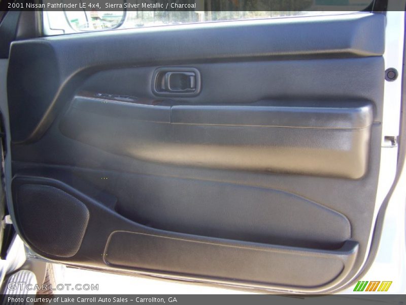 Sierra Silver Metallic / Charcoal 2001 Nissan Pathfinder LE 4x4