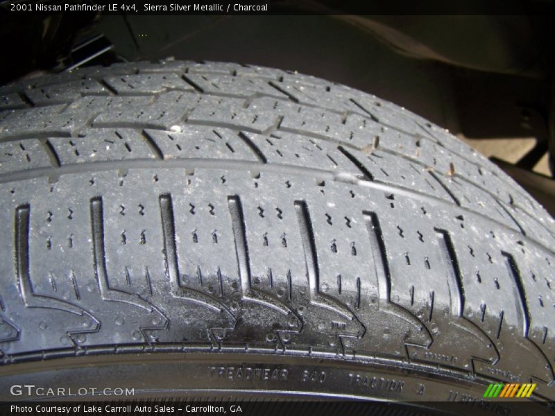Sierra Silver Metallic / Charcoal 2001 Nissan Pathfinder LE 4x4