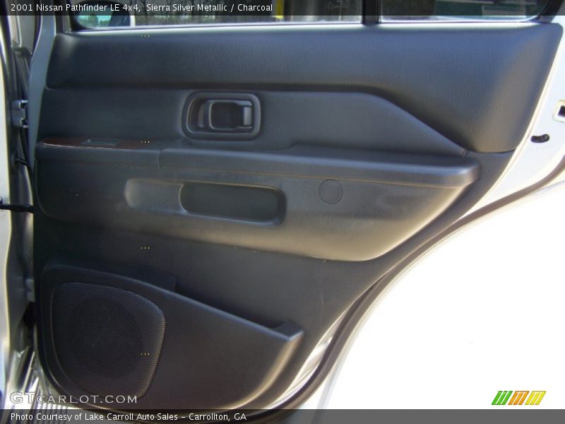 Sierra Silver Metallic / Charcoal 2001 Nissan Pathfinder LE 4x4