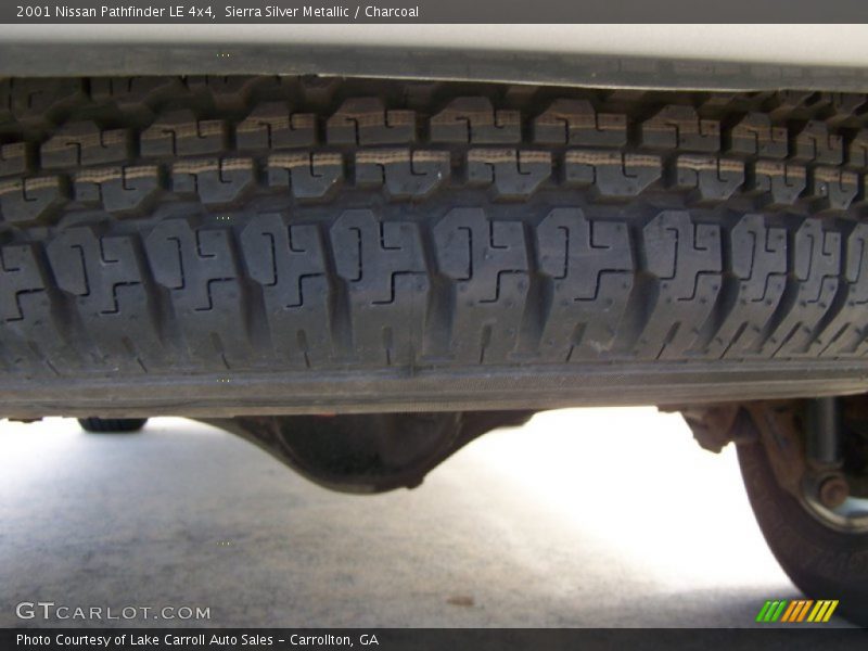 Sierra Silver Metallic / Charcoal 2001 Nissan Pathfinder LE 4x4