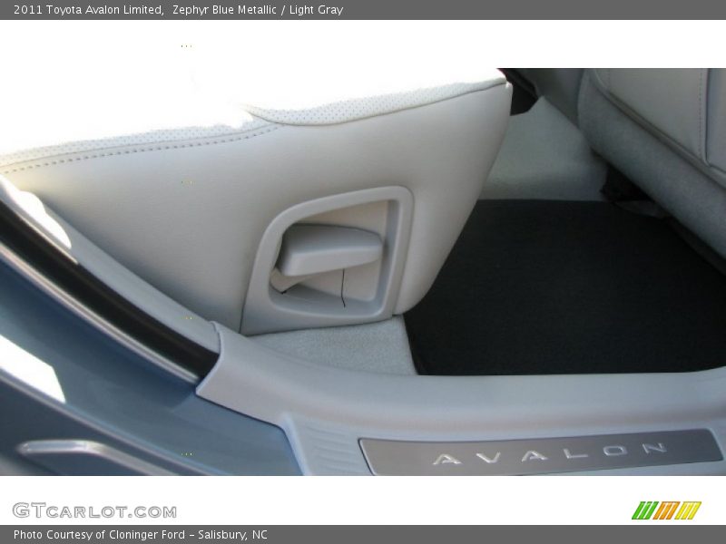 Zephyr Blue Metallic / Light Gray 2011 Toyota Avalon Limited