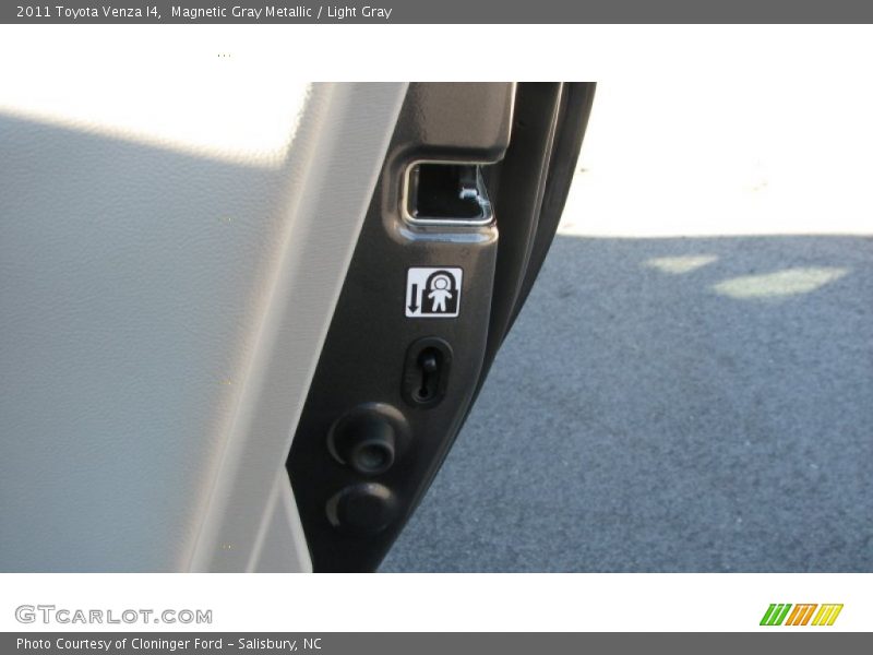 Magnetic Gray Metallic / Light Gray 2011 Toyota Venza I4