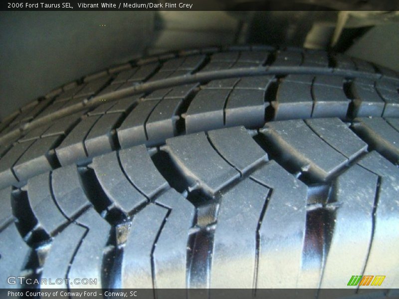 Vibrant White / Medium/Dark Flint Grey 2006 Ford Taurus SEL