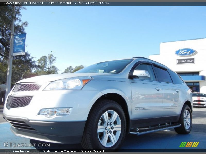 Silver Ice Metallic / Dark Gray/Light Gray 2009 Chevrolet Traverse LT