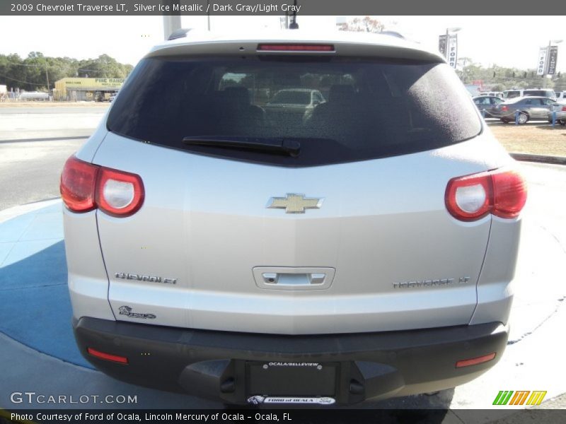 Silver Ice Metallic / Dark Gray/Light Gray 2009 Chevrolet Traverse LT