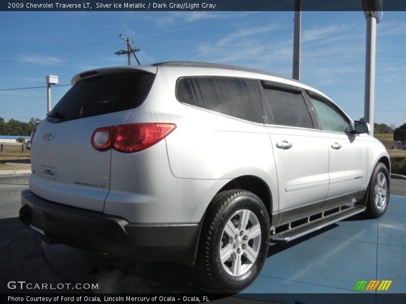 Silver Ice Metallic / Dark Gray/Light Gray 2009 Chevrolet Traverse LT
