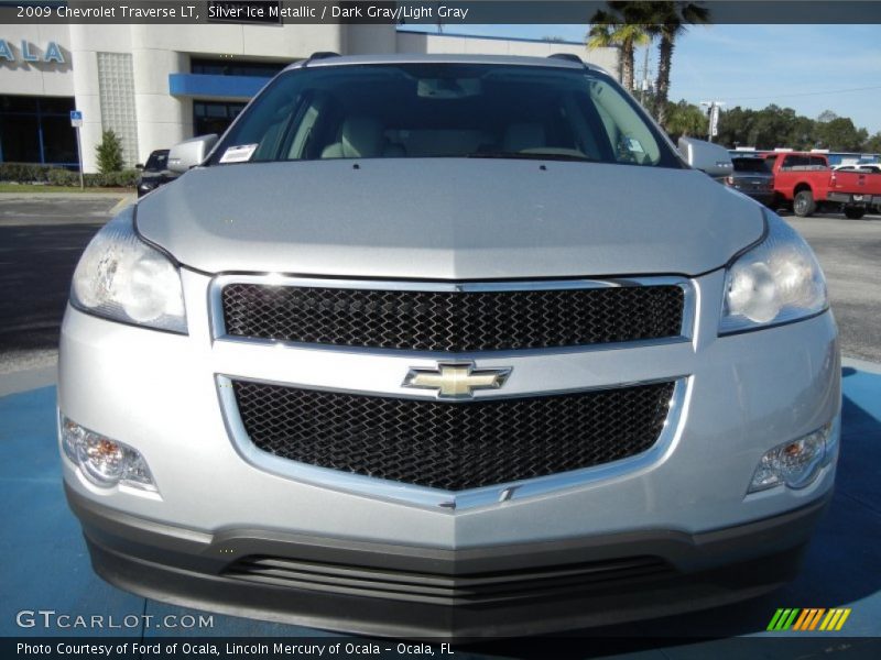 Silver Ice Metallic / Dark Gray/Light Gray 2009 Chevrolet Traverse LT