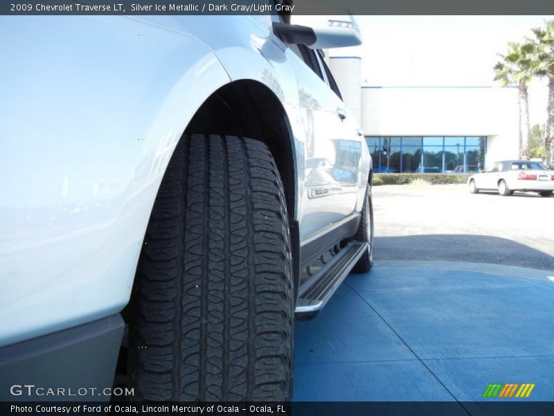 Silver Ice Metallic / Dark Gray/Light Gray 2009 Chevrolet Traverse LT