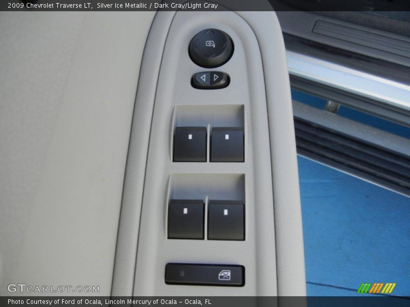 Silver Ice Metallic / Dark Gray/Light Gray 2009 Chevrolet Traverse LT