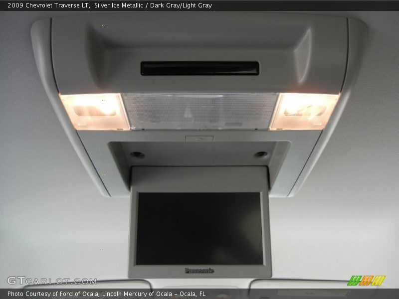 Silver Ice Metallic / Dark Gray/Light Gray 2009 Chevrolet Traverse LT
