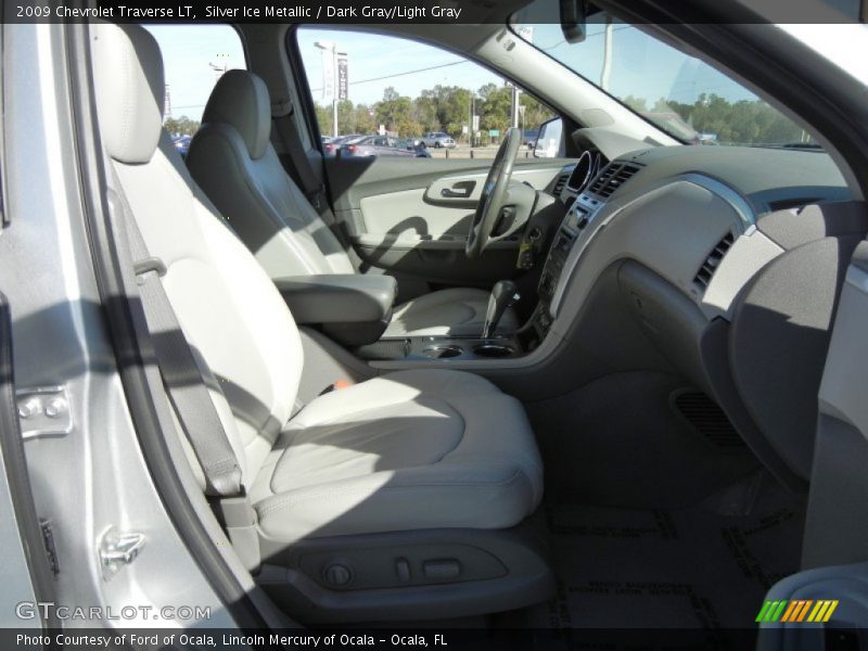 Silver Ice Metallic / Dark Gray/Light Gray 2009 Chevrolet Traverse LT